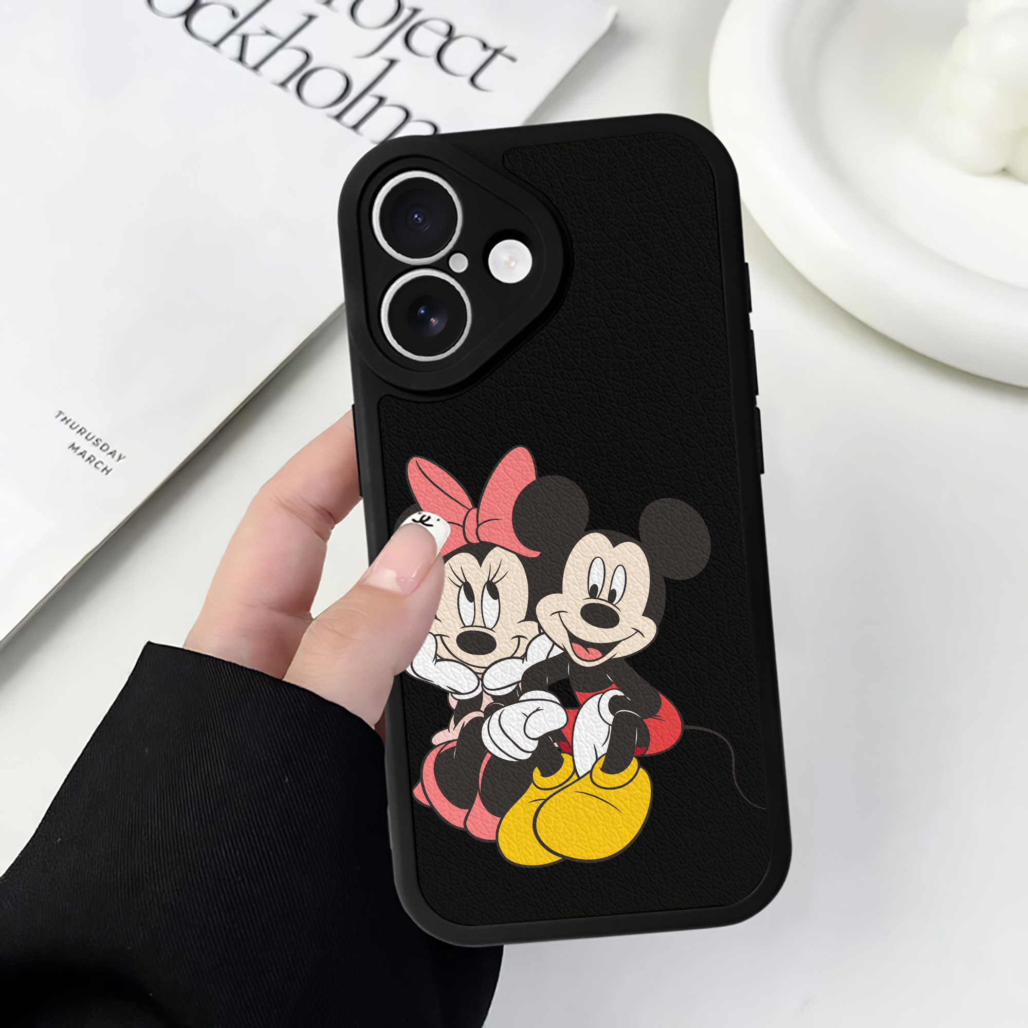 （画像用） ミッキーマウス Mickey Mouse 【iPhone 16シリーズ対応】シリコンスマホケース（レザー調） 材質：シリコン